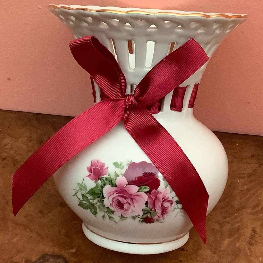 Vintage Formalities By Baum Bros Small 5.5” Victorian Roses Lattice Vase